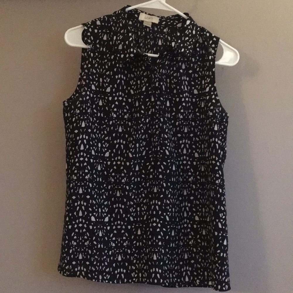 Sleeveless top with collar